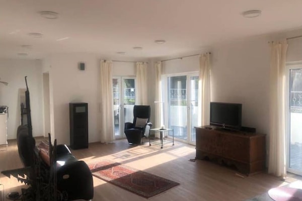 TV, libri, biblioteca musicale, impianto stereo