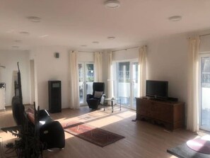 TV, books, music library, stereo - Separate Barrierefreie Einliegerwohnung (Vielbach)