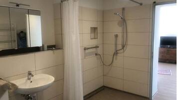 Doccia, asciugacapelli, asciugamani, sapone