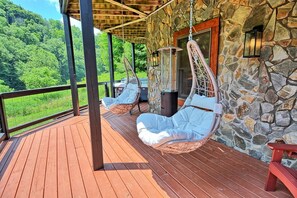 Terrace/patio - Discover Moonshine River-a river front 4-bedroom cabin perfect for 8 guests! (Warrensville)