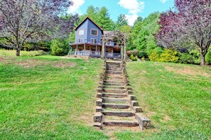 Property grounds - Discover Moonshine River-a river front 4-bedroom cabin perfect for 8 guests! (Warrensville)