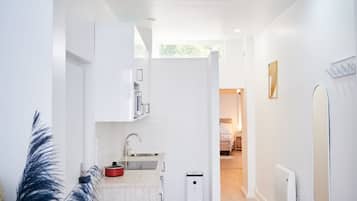 Frigorífic, microones, placa de cuina i bullidora elèctrica