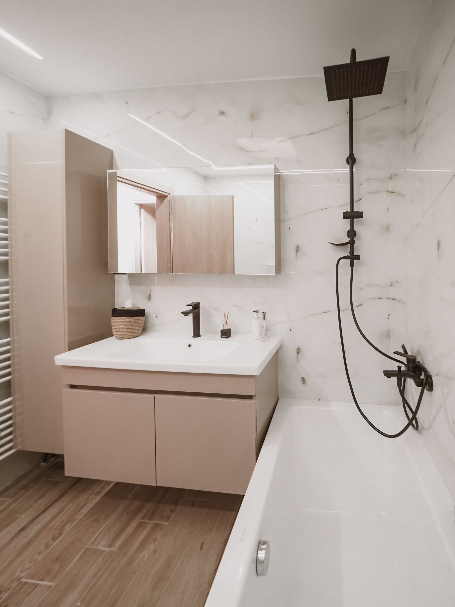 Haartrockner, Handtücher, Seife, Shampoo