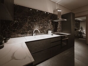 Private kitchen - Lounge apartment 100 sqm luxury apartment in the center of Trikala with parking (Trikala)