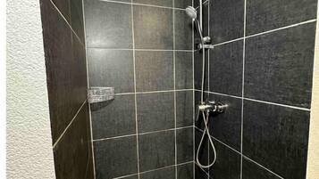 Bruser, hårtørrer, håndklæder, Sæbe