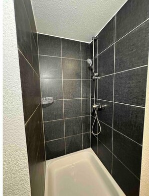 Doccia, asciugacapelli, asciugamani, sapone