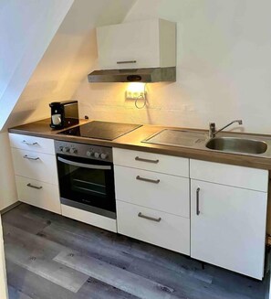 Réfrigérateur, four, plaque de cuisson, cafetière/bouilloire