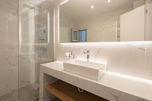 Exclusive Apartment (Athens Hills D) | Bathroom | Shower, rainfall showerhead, hair dryer, towels