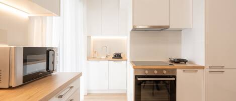 Superior Apartment (Athens Hills A2) | 私人廚房 | 雪櫃、微波爐、焗爐、爐具