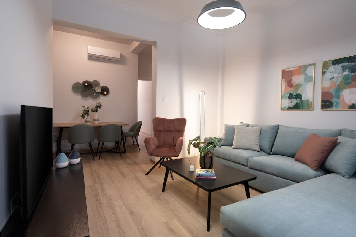 Appartamento Standard (Athens Hills GF) | Area soggiorno | Smart TV 50 pollici con canali via cavo