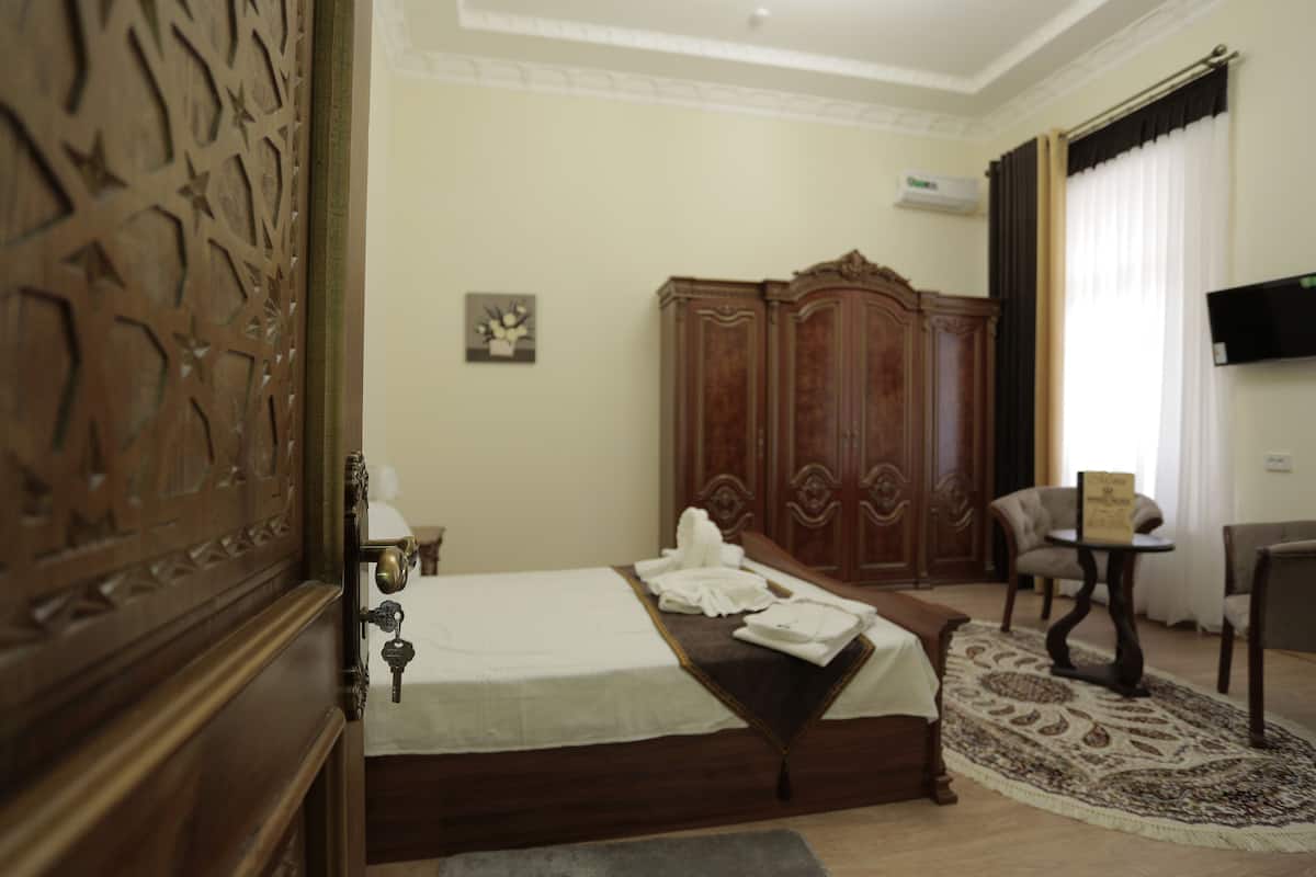 Luxury Suite | 1 bedroom, individually furnished, desk, laptop workspace