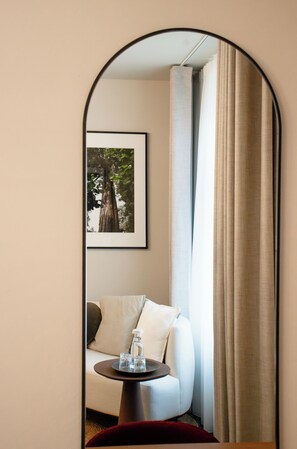 Suite Junior | Coffres-forts dans les chambres, bureau