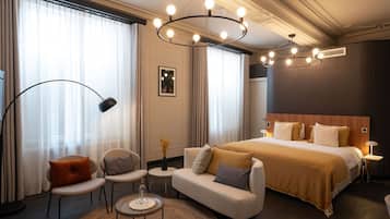 1 habitación, caja de seguridad en la habitación y escritorio