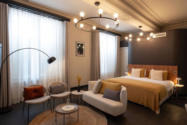 Senior Suite | 1 bedroom, in-room safe, desk, laptop workspace