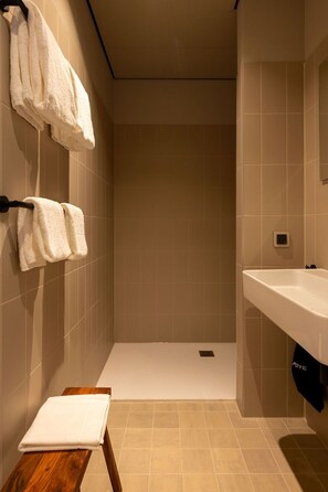 Senior Suite | Bathroom | Free toiletries, hair dryer, towels, soap - Hotel Kint (Valkenburg aan de Geul)