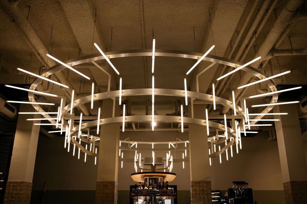 Een modern interieur met een ronde plafondlamp en een bar eronder.