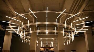Een modern interieur met een ronde plafondlamp en een bar eronder.