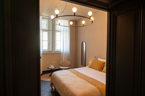 Chambre Deluxe | 1 chambre, coffres-forts dans les chambres, bureau