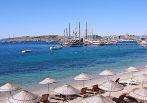 Na praia, serviço de traslado de/para a praia grátis, 5 bares na praia 