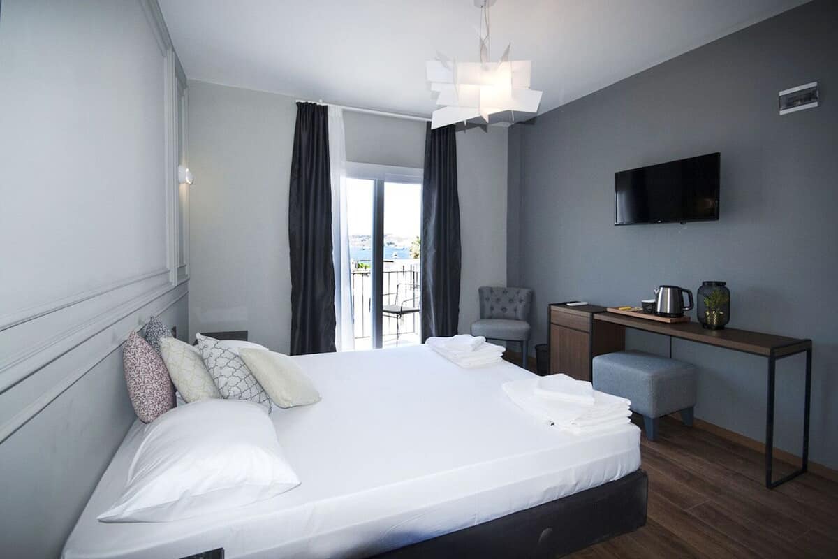 Deluxe kamer, 1 tweepersoonsbed, niet-roken | 1 slaapkamer, een kluis op de kamer, een bureau, een laptopwerkplek