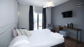 Deluxe Room | Minibar, in-room safe, desk, laptop workspace