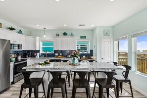 ثلاجة، ميكروويف، فرن، موقد طهي مسطح