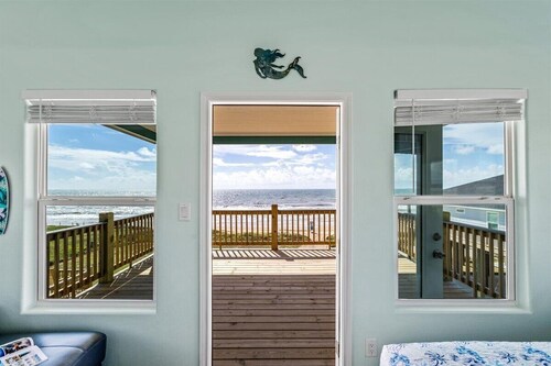 Beachfront | Ocean Views, Bar & Entertainment Area
