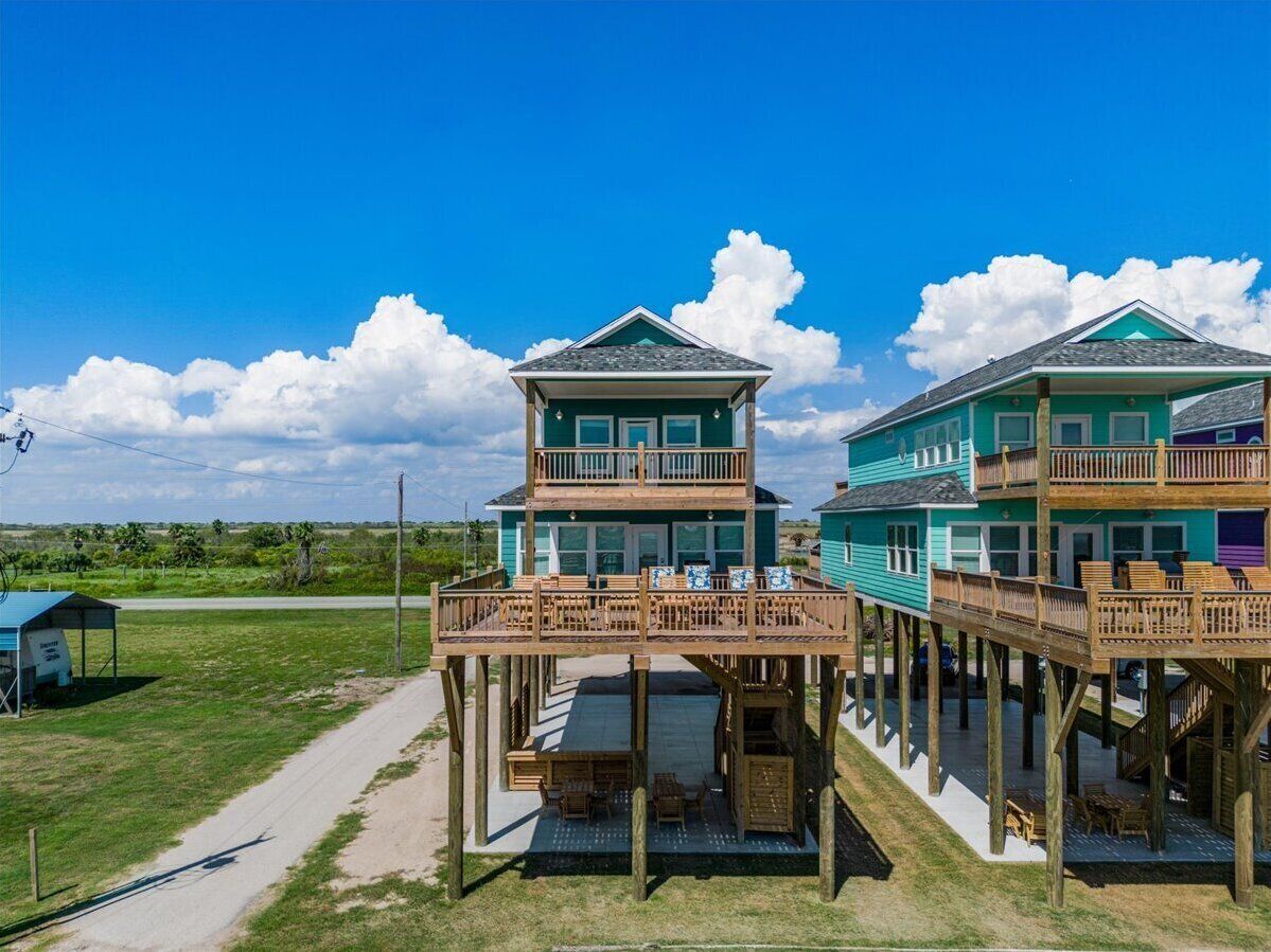NEW Luxury Beachfront 5BR, Sleeps 18, Views!