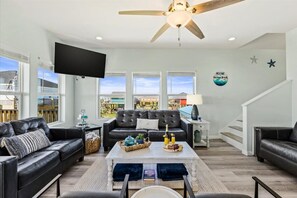 TV - Beachfront | Ocean Views, Bar & Entertainment Area (Gilchrist)
