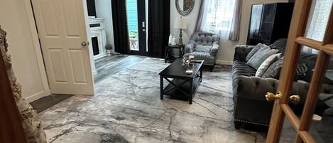 تلفزيون ذكي، مدفأة، ألعاب فيديو، مشغل دي في دي