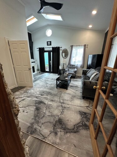 3 bedroom 2 bathroom house close to all tourist attractions- 6 person hot tub