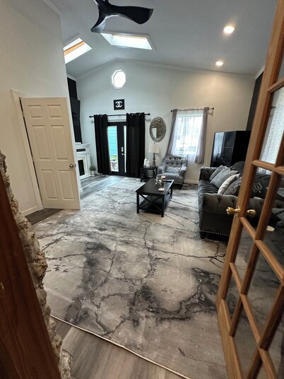 3 bedroom 2 bathroom house close to all tourist attractions- 6 person hot tub