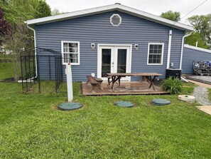 Outdoor dining - 3 bedroom 2 bathroom house close to all tourist attractions- 6 person hot tub (Vickery)