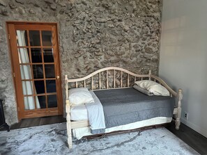 3 habitaciones, escritorio, wifi gratis y ropa de cama 