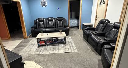 3 bedroom 2 bathroom house close to all tourist attractions- 6 person hot tub