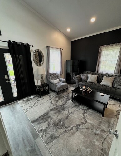 3 bedroom 2 bathroom house close to all tourist attractions- 6 person hot tub