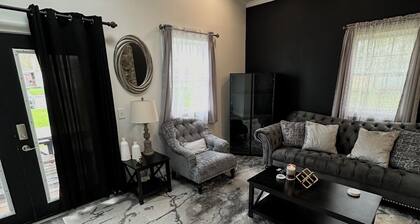 3 bedroom 2 bathroom house close to all tourist attractions- 6 person hot tub