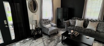 3 bedroom 2 bathroom house close to all tourist attractions- 6 person hot tub