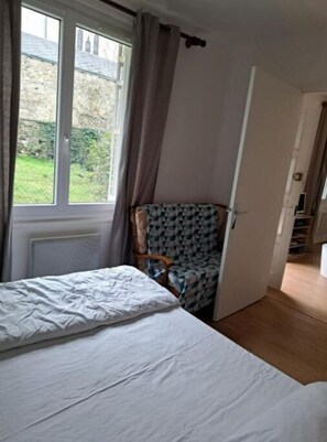 1 chambre, lit parapluie, Wi-Fi gratuit, draps fournis