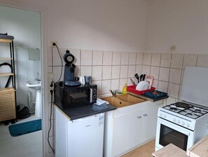 Fridge, microwave, stovetop, electric kettle