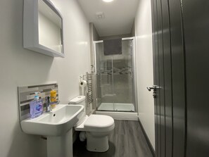 Executive Apartment | Bathroom - StayCrewe Apartments (Crewe)