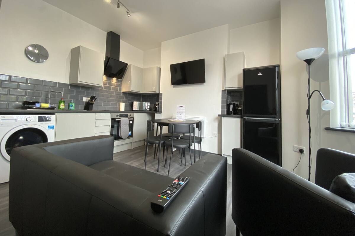 Executive appartement | Privékeuken | Een koelkast/vriezer, een magnetron, een oven, een kookplaat