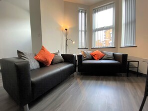 Leilighet – executive | Oppholdsområde | En 42-tommers Flatskjerm-TV med digitale kanaler