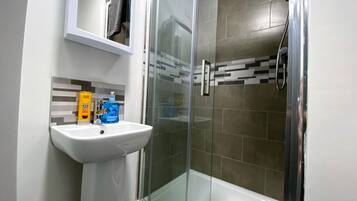 Executive Apartment | Bathroom | Shower, free toiletries, towels, soap