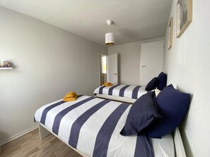2 bedrooms, iron/ironing board, internet, bed sheets
