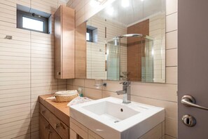 村舍 | 浴室 | 淋浴/盆浴组合、深泡浴缸、毛巾