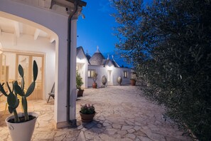 Terrace/patio - Trulli Greta, luxury villa with wonderful swimming pool, surrounded by nature (Puglia)