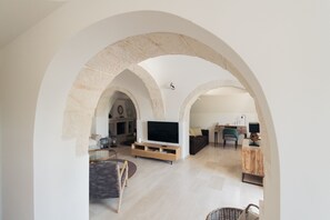Smart TV, fireplace, books, stereo - Trulli Greta, luxury villa with wonderful swimming pool, surrounded by nature (Puglia)