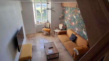 TV, fireplace, books, stereo