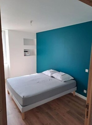7 chambres, fer et planche à repasser, lit de bébé portatif